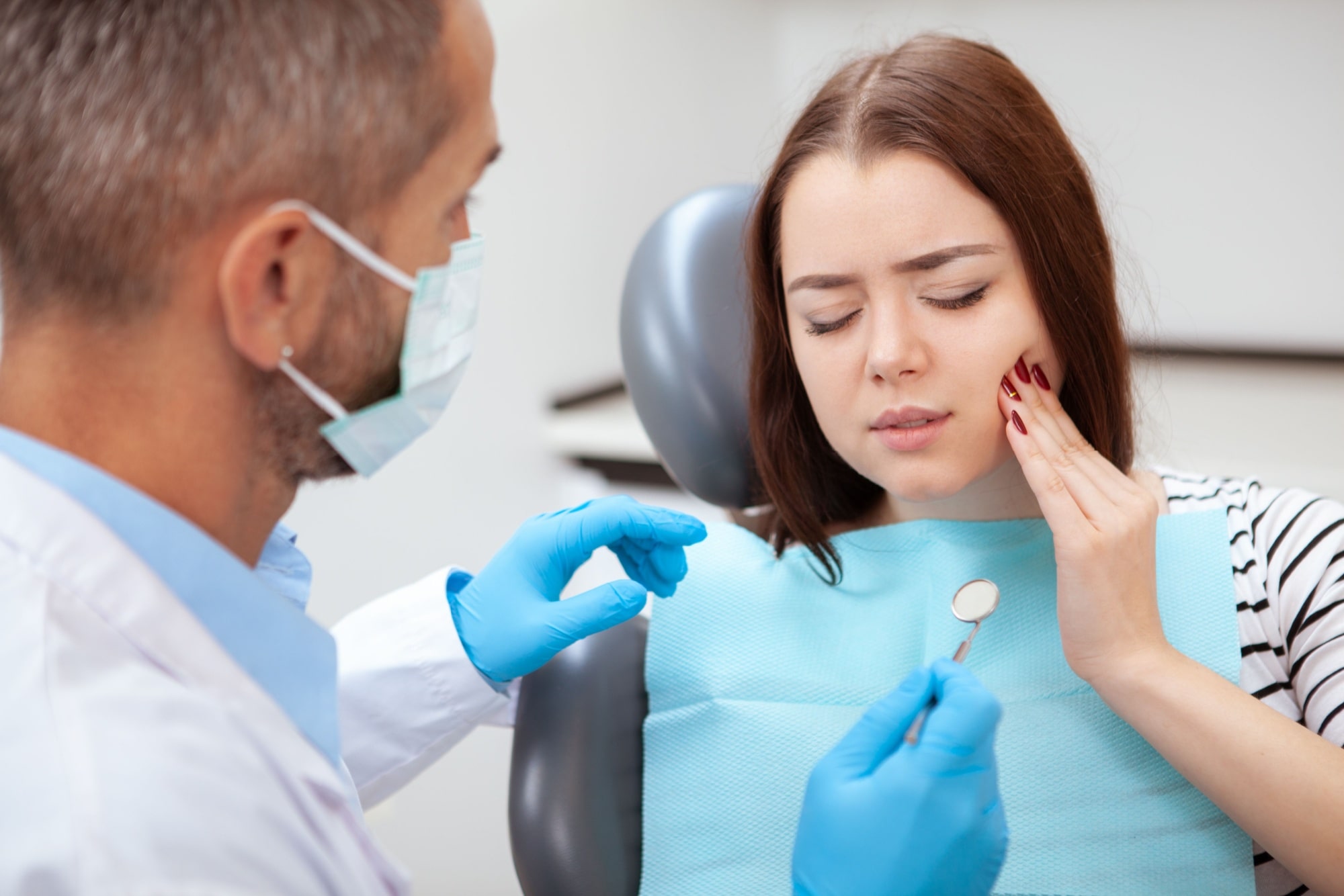 woman having toothache